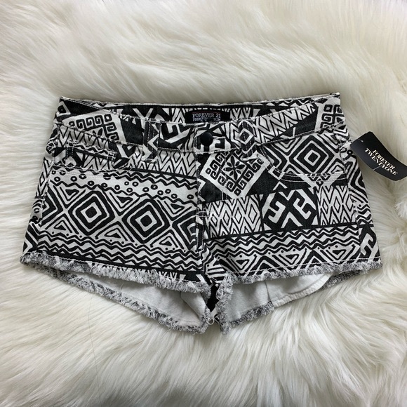 NWT F21 Aztec Print Black White Low Rise Cutoff Jean Denim Shorts 25 - Picture 2 of 9